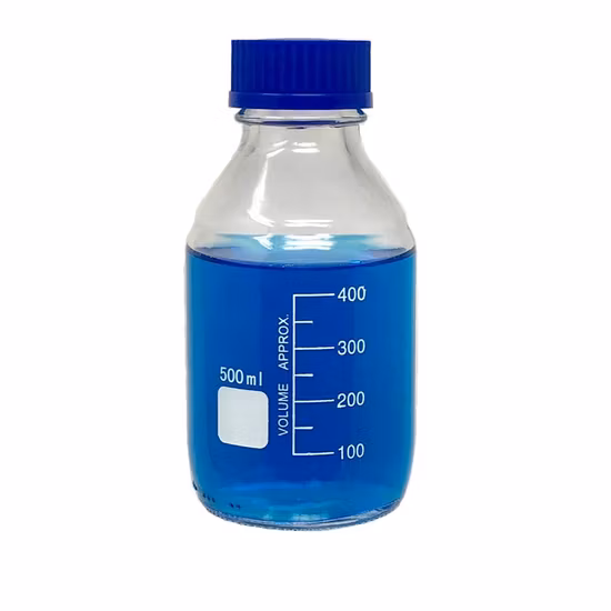 Flacon de réactif en verre transparent marron de 250 ml, 500 ml, 1 000 ml avec bouchon bleu en laboratoire